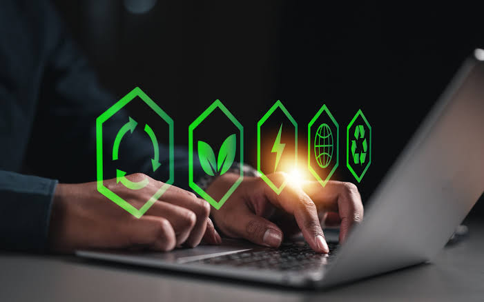 Mani al computer con icone digitali di sostenibilità, economia circolare, energia e riciclo